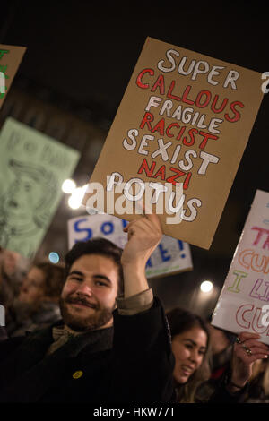 Glasgow, Vereinigtes Königreich. 30. Januar 2017. Protest gegen die Politik und die Präsidentschaft von Donald Trump, Präsident der Vereinigten Staaten von Amerika, in George Square, Glasgow, Schottland, am 30. Januar 2017. Bildnachweis: Jeremy Sutton-Hibbert/Alamy Live-Nachrichten Stockfoto