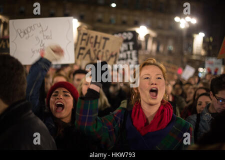 Glasgow, Vereinigtes Königreich. 30. Januar 2017. Protest gegen die Politik und die Präsidentschaft von Donald Trump, Präsident der Vereinigten Staaten von Amerika, in George Square, Glasgow, Schottland, am 30. Januar 2017. Bildnachweis: Jeremy Sutton-Hibbert/Alamy Live-Nachrichten Stockfoto