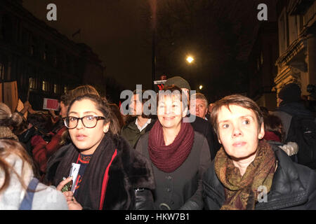 London, UK. 30. Januar 2017. Tausende protestieren außerhalb Downing Street gegen uns Präsident Trump vorgeschlagenen Staatsbesuch in Großbritannien und seine Ausführungsverordnung, Muslime in Amerika aus bestimmten Ländern zu verbieten. Caroline Lucas, grüne Partei Abgeordneter für Brighton und Hove auf Whitehall. Bildnachweis: Claire Doherty/Alamy Live News Stockfoto