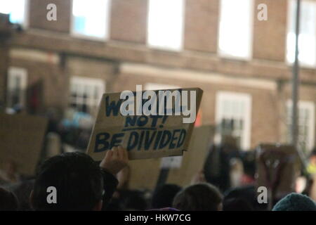 Bristol, UK. 30. Januar 2017. Demonstration gegen US-Präsident Donald Trump Haltung zur Einwanderung in die USA. Bildnachweis: Daniel Crawford/Alamy Live-Nachrichten Stockfoto