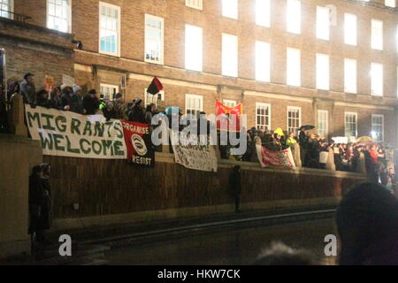 Bristol, UK. 30. Januar 2017. Demonstration gegen US-Präsident Donald Trump Haltung zur Einwanderung in die USA. Bildnachweis: Daniel Crawford/Alamy Live-Nachrichten Stockfoto