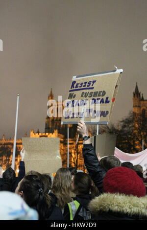 Bristol, UK. 30. Januar 2017. Demonstration gegen US-Präsident Donald Trump Haltung zur Einwanderung in die USA. Bildnachweis: Daniel Crawford/Alamy Live-Nachrichten Stockfoto