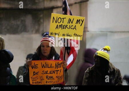 Bristol, UK. 30. Januar 2017. Demonstration gegen US-Präsident Donald Trump Haltung zur Einwanderung in die USA. Bildnachweis: Daniel Crawford/Alamy Live-Nachrichten Stockfoto