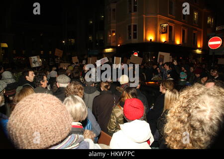 Brighton, UK. 30. Januar 2017. Hunderte von Menschen drängten sich in den Platz und die Straßen rund um Brightons Rathaus, aus Protest gegen die Einwanderungsgesetze von Donald Trump in den USA eingeführt. Bildnachweis: Roland Ravenhill/Alamy Live-Nachrichten Stockfoto