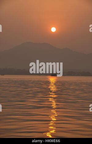 Sonnenuntergang über West Lake Hangzhou, China Stockfoto