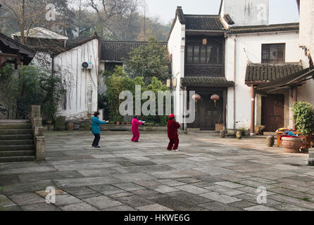 Frauen üben von Tai Chi, Hangzhou, China Stockfoto