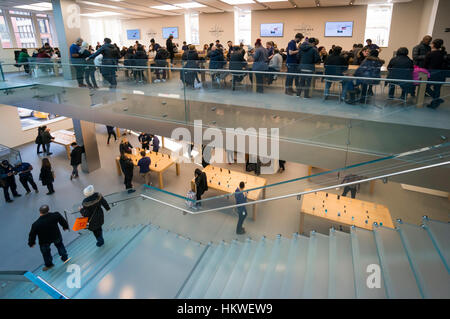 Kunden einkaufen und stöbern im Apple Store Soho in New York City Stockfoto