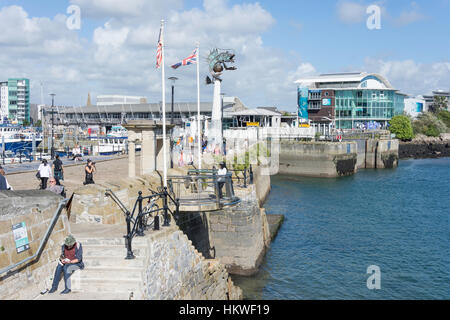 Mayflower Schritte und National Marine Aquarium, Barbican, Plymouth, Devon, England, Vereinigtes Königreich Stockfoto