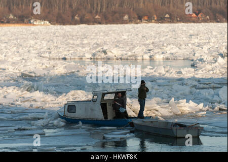 Belgrad, Serbien, Januar 2017, kleine Boote auf zugefrorenen Donau in Belgrad Stockfoto