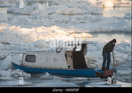 Belgrad, Serbien, Januar 2017, kleines Boot auf zugefrorenen Donau in Belgrad Stockfoto