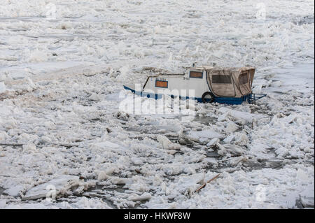 Belgrad, Serbien, Januar 2017, kleines Boot auf zugefrorenen Donau in Belgrad Stockfoto