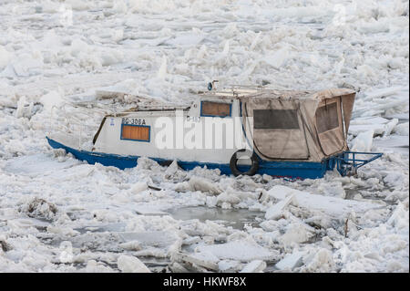 Belgrad, Serbien, Januar 2017, kleines Boot auf gefroren / Eis bedeckt Donau in Belgrad Stockfoto