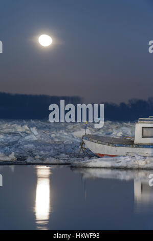 Belgrad, Serbien, Januar 2017, Moonlight und kleines Boot an gefrorenen Donau in Belgrad Stockfoto