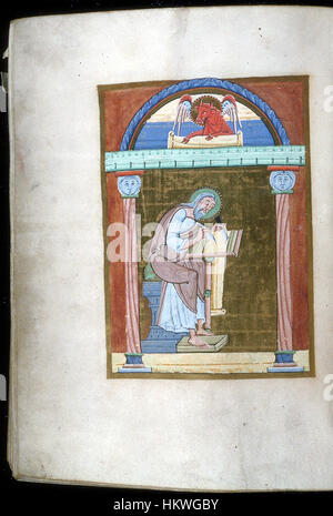 Dieses Kunstwerk, ein Blatt aus den Evangelien, ist Teil der Walters W7107V Kollektion. Es zeigt komplizierte Illustrationen und religiöse Symboliken, typisch für mittelalterliche Manuskripte. Die offene Rückseite zeigt die handwerkliche Detailarbeit und die religiöse Bedeutung des Textes, der nach wie vor ein bedeutendes historisches und künstlerisches Stück dieser Zeit ist. Stockfoto