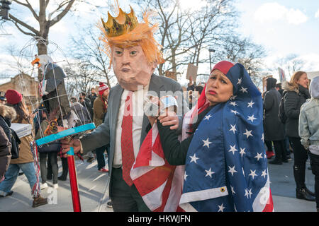 New York, Vereinigte Staaten von Amerika. 29. Januar 2017. Nach der Ausstellung einer Executive Order von US-Präsident Donald J. Trump (27. Januar) und anschließende öffentliche Gegenreaktion und Notfall Aufenthalt ausgestellt von Eastern District Federal Court Judge Ann M. Donnelly (28. Januar); Tausende von Demonstranten eine Kundgebung im Battery Park in lower Manhattan und marschierten nach Foley Quadrat aus Protest gegen die Trump Verwaltung Politik in Bezug auf Einwanderung. Bildnachweis: Albin Lohr-Jones/Pacific Press/Alamy Live-Nachrichten Stockfoto