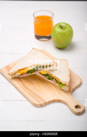 Mittagessen mit Milch, Orangensaft und Sandwiches. Stockfoto