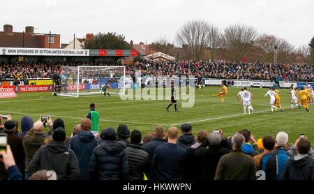 Suttons Jamie Collins Partituren vierte Runde das erste Tor während des FA-Cup-match zwischen Sutton United und Leeds United auf dem Sportplatz Borough in London. 29. Januar 2017. NUR ZUR REDAKTIONELLEN VERWENDUNG Stockfoto