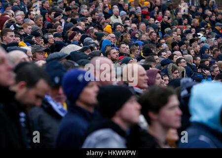 Sutton-Fans feiern Sieg nach den FA Cup viertes Vorrundenspiel zwischen Sutton United und Leeds United auf dem Sportplatz Borough in London. 29. Januar 2017. NUR ZUR REDAKTIONELLEN VERWENDUNG Stockfoto