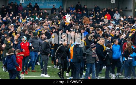 Sutton-Fans feiern Sieg nach den FA Cup viertes Vorrundenspiel zwischen Sutton United und Leeds United auf dem Sportplatz Borough in London. 29. Januar 2017. NUR ZUR REDAKTIONELLEN VERWENDUNG Stockfoto