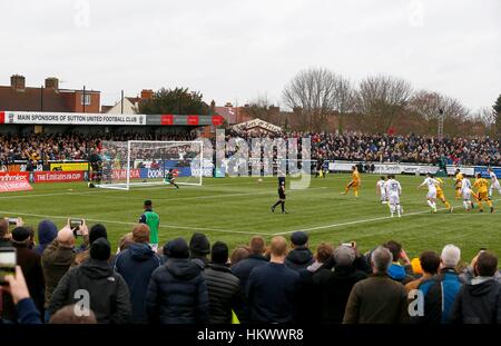Suttons Jamie Collins Partituren vierte Runde das erste Tor während des FA-Cup-match zwischen Sutton United und Leeds United auf dem Sportplatz Borough in London. 29. Januar 2017. NUR ZUR REDAKTIONELLEN VERWENDUNG Stockfoto