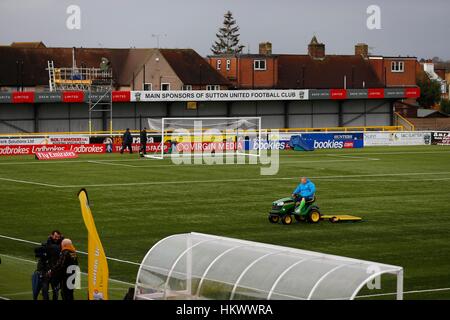 Sutton United Torhüter Wayne Shaw kümmert sich um den Kunstrasenplatz vor den FA Cup viertes Vorrundenspiel zwischen Sutton United und Leeds United auf dem Sportplatz Borough in London. 29. Januar 2017.   NUR ZUR REDAKTIONELLEN VERWENDUNG Stockfoto