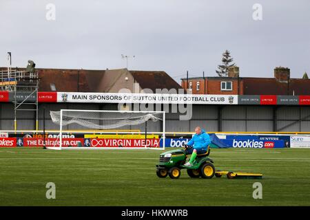 Sutton United Torhüter Wayne Shaw kümmert sich um den Kunstrasenplatz vor den FA Cup viertes Vorrundenspiel zwischen Sutton United und Leeds United auf dem Sportplatz Borough in London. 29. Januar 2017.   NUR ZUR REDAKTIONELLEN VERWENDUNG Stockfoto