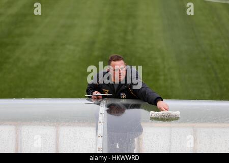 Ein Arbeiter reinigt die Pirogen vor den FA Cup viertes Vorrundenspiel zwischen Sutton United und Leeds United auf dem Sportplatz Borough in London. 29. Januar 2017.  NUR ZUR REDAKTIONELLEN VERWENDUNG Stockfoto