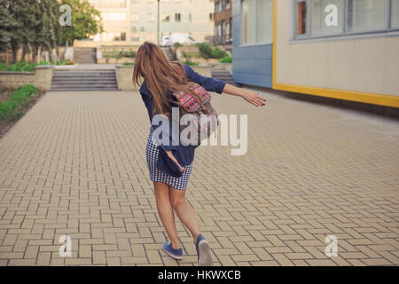 Sommer Sonne Lifestyle Mode Portrait junge stilvolle Hipster Frau Stockfoto