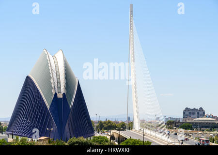 VALENCIA, Spanien - 25. Juli 2016: Downtown Ansicht von Valencia Stadt Gebäude mit Calatrava Agora und Assut de l ' oder Brücke (Pont de l'Assut de l ' or). Stockfoto