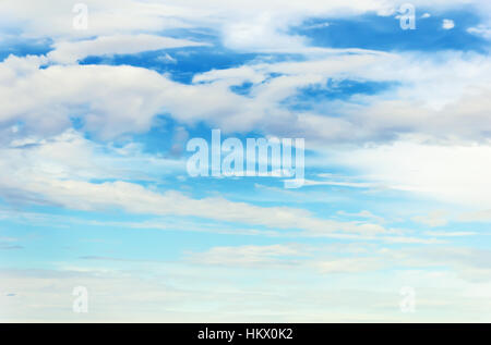 Blauer Himmel mit weißen Wolken am Tag geschichtet Stockfoto