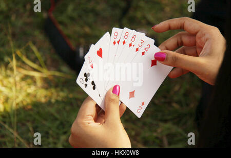 Asiatische Frau Spielkarten Stockfoto