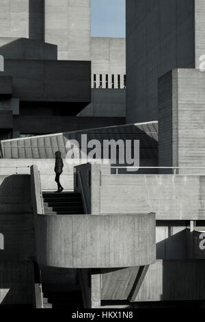 Seitenansicht des Royal National Theatre, London, entworfen von Denys Lasdun. Stockfoto