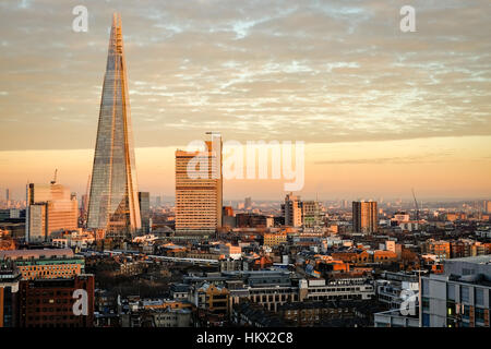 Splitter und Südost-London Skyline bei Sonnenaufgang im Winter, geschossen von Tate Modern Stockfoto