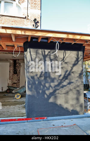 Isolierung der neuen Mauer für einen modernen Anbau eines Hauses Stockfoto