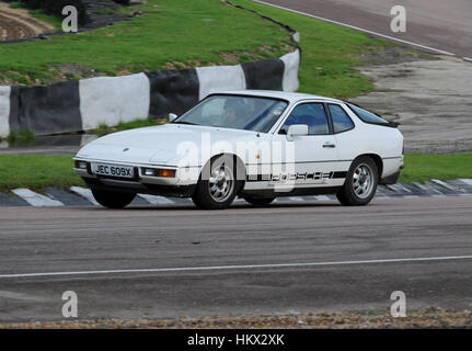 1981-Porsche 924 Sportwagen auf einer Rennstrecke Stockfoto