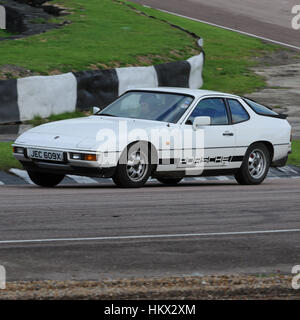 1981-Porsche 924 Sportwagen auf einer Rennstrecke Stockfoto