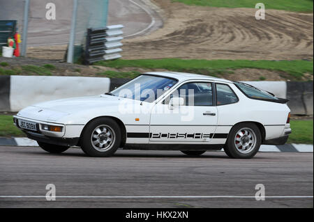 1981-Porsche 924 Sportwagen auf einer Rennstrecke Stockfoto