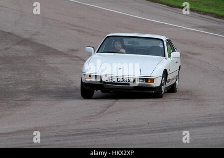 1981-Porsche 924 Sportwagen auf einer Rennstrecke Stockfoto