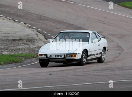 1981-Porsche 924 Sportwagen auf einer Rennstrecke Stockfoto