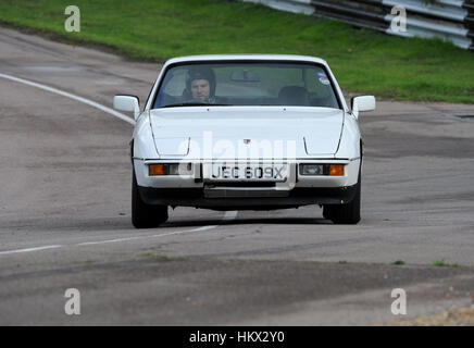 1981-Porsche 924 Sportwagen auf einer Rennstrecke Stockfoto