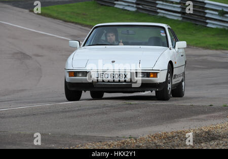 1981-Porsche 924 Sportwagen auf einer Rennstrecke Stockfoto