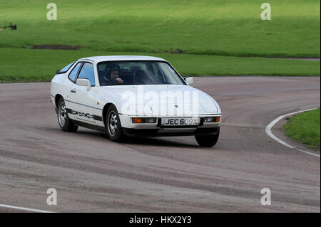 1981-Porsche 924 Sportwagen auf einer Rennstrecke Stockfoto