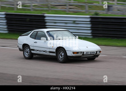 1981-Porsche 924 Sportwagen auf einer Rennstrecke Stockfoto