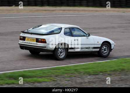 1981-Porsche 924 Sportwagen auf einer Rennstrecke Stockfoto