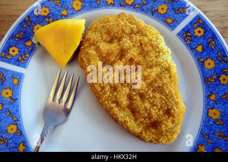 Gebratenes Hähnchenschnitzel mit Zitrone Stockfoto