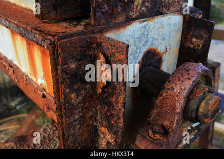 Rost auf stillgelegten Maschinen, St. Agnes, Cornwall, England Stockfoto