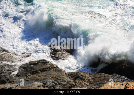 Wellen an der Küste, Trevose Head, Cornwall, England Stockfoto