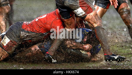 Newport Gwent Drachen Adam Hughes von Newcastle Falcons Scott Lawson während der Anglo-Welsh Cup-Spiel bei Rodney Parade, Newport in Angriff genommen wird. Stockfoto