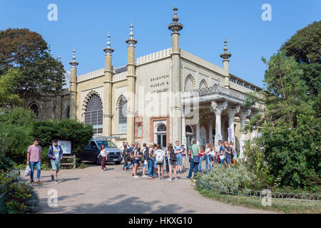 Schulgruppe an Brighton Museum & Kunstgalerie, Jardin Royal Pavilion, Brighton, East Sussex, England, Vereinigtes Königreich Stockfoto