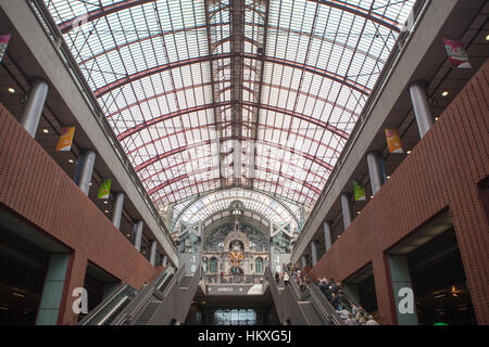 Fahrtreppen in berühmten renovierte Hauptbahnhof Antwerpen, Belgien Stockfoto